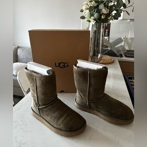Dark brown green UGG Classic short II size 40